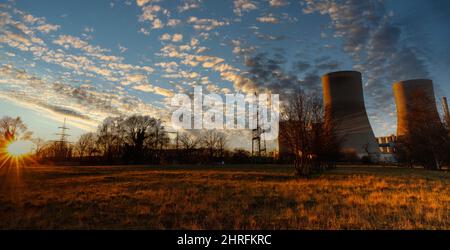Schöner wolkig Himmel über Kühltürmen des Kohlekraftwerks Stockfoto