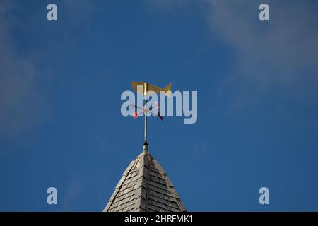 Wetterfahne auf dem Kirchturm der Jungfrau Maria in den Mauern der römischen Stadt Calleva. Auf dem Gelände der römischen Tempel. Stockfoto