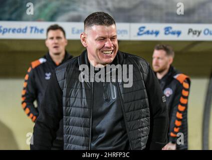 Kingston upon Hull, Großbritannien. 25.. Februar 2022. Cheftrainer Lee Radford lacht mit seinen Spielern in Kingston upon Hull, Großbritannien am 2/25/2022. (Foto von Melie Allatt/News Images/Sipa USA) Quelle: SIPA USA/Alamy Live News Stockfoto