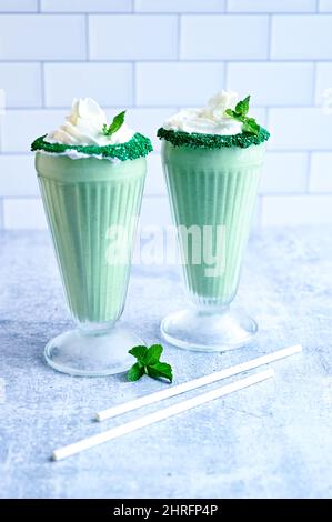 Matcha Green Tea Blended Shakes, Nachahmungstäter Shamrock Shakes in der Küche Stockfoto