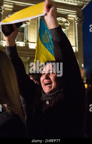 Rom, Italien. 25.. Februar 2022. Der von dem Bürgermeister von Rom, Roberto Gualtieri, organisierte kerzenlichtmarsch, der Solidarität mit dem ukrainischen Volk und dem Aufruf zum sofortigen Frieden in der Ukraine dient. Der Krieg gegen die Ukraine - und die daraus resultierende russische Invasion - wurde am frühen Morgen des 24.. Februar vom Präsidenten der Russischen Föderation, Wladimir Putin, erklärt. Kredit: LSF Foto/Alamy Live Nachrichten Stockfoto