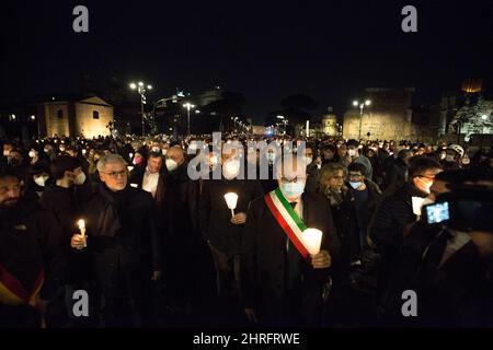 Rom, Italien. 25.. Februar 2022. Der Bürgermeister von Rom, Roberto Guarlieri, leitet den marsch bei Kerzenlicht, der in Solidarität mit dem ukrainischen Volk organisiert wurde und für den sofortigen Frieden in der Ukraine aufruft. Der Krieg gegen die Ukraine - und die daraus resultierende russische Invasion - wurde am frühen Morgen des 24.. Februar vom Präsidenten der Russischen Föderation, Wladimir Putin, erklärt. Kredit: LSF Foto/Alamy Live Nachrichten Stockfoto