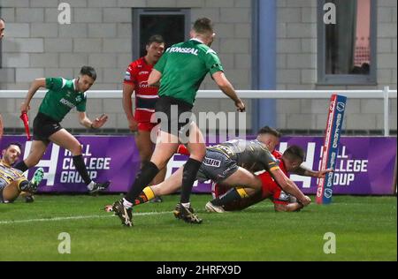 Hull, Großbritannien. 25.. Februar 2022. VERSUCHEN SIE HULL KR!!! Während des Super League-Spiels zwischen Hull KR und Castleford im Craven Park Stadium, Hull am 25. Februar 2022. Foto von Simon Hall. Nur zur redaktionellen Verwendung, Lizenz für kommerzielle Nutzung erforderlich. Keine Verwendung bei Wetten, Spielen oder Veröffentlichungen einzelner Clubs/Vereine/Spieler. Kredit: UK Sports Pics Ltd/Alamy Live Nachrichten Gutschrift: UK Sports Pics Ltd/Alamy Live Nachrichten Stockfoto