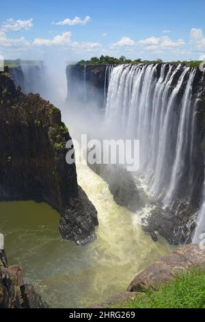 Landschaftlich schöner Blick auf die Viktoria-Wasserfälle am Zambezi-Fluss von der Sambia-Seite, Afrika Stockfoto