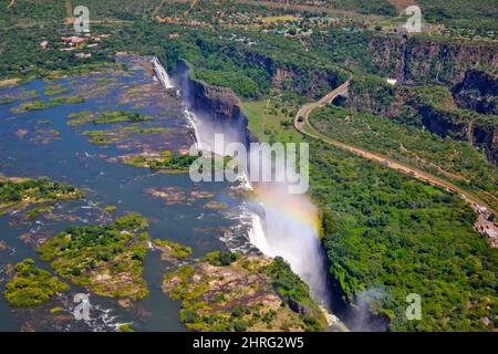 Luftaufnahme mit Regenbogen bei den Viktoria-Fällen, Sambia, Simbabwe, Afrika Stockfoto