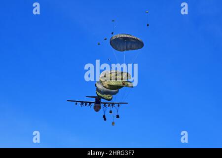 Pordenone, Italien. 16.. Februar 2022. Die Jumpmaster der US-Armee, die dem Bataillon 2., dem Parachute Infantry Regiment 503. und den US-Marineinfanteristen von der Naval Air Station Sigonella zugewiesen wurden, veröffentlichen am 16. Februar 2022 schwere Fallpakete mit einem Super Hercules aus dem Jahr KC130J in die Frida Drop Zone in Pordenone, Italien. Die 173. Airborne Brigade ist die Notfalleinsatztruppe der US-Armee in Europa und stellt schnell einsatzfähige Truppen für die europäischen, afrikanischen und zentralen Befehlsbereiche der USA bereit. Die Brigade, die in ganz Italien und Deutschland eingesetzt wird, trainiert routinemäßig neben NATO-Verbündeten und -Partnern zu b Stockfoto