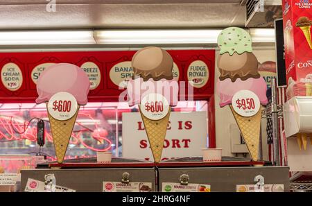 Die Preise des Ice Cream Shop sind auf dem Original Farmers Market in Los Angeles, Kalifornien, USA, zu sehen Stockfoto