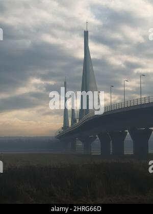 Vertikale Aufnahme des Mersey Gateway in Runcorn, Großbritannien an einem nebligen Tag Stockfoto