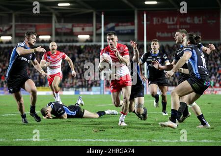 St Helens' Lewis Dodd (Mitte) in Aktion während des Betfred Super League-Spiels im Totally Wicked Stadium, St. Helens. Bilddatum: Freitag, 25. Februar 2022. Stockfoto