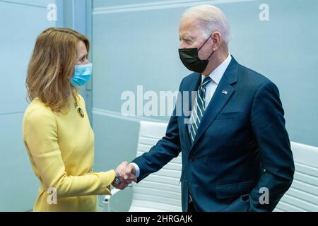 US-Präsident Joe Biden, rechts, begrüßt den estnischen Premierminister Kaja Kallas am Rande der UN-Klimakonferenz COP26 mit Weltführern auf dem Scottish Event Campus am 1. November 2021 in Glasgow, Schottland. Stockfoto