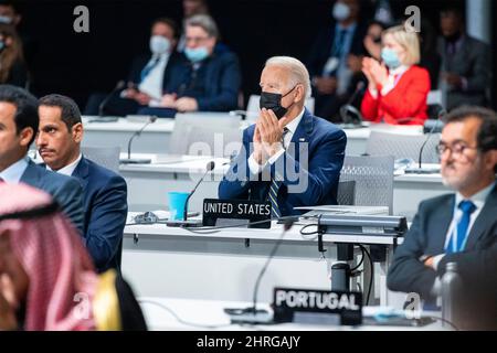 US-Präsident Joe Biden nimmt an der Eröffnungssitzung der UN-Klimakonferenz COP26 mit führenden Politikern der Welt auf dem Scottish Event Campus am 1. November 2021 in Glasgow, Schottland, Teil. Stockfoto