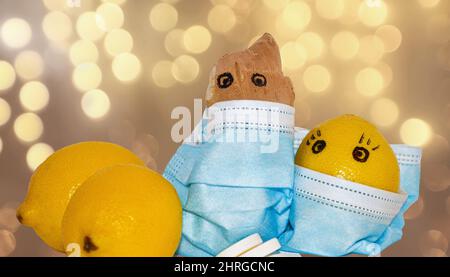 Nahaufnahme von Zitronen mit Augen, die mit medizinischen Masken und Bokeh-Licht im Hintergrund gemalt wurden Stockfoto
