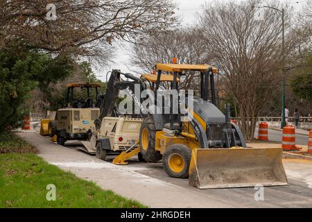 SAN ANTONIO, TX - 25. JAN 2020: Frontlader, schwere Ausrüstung mit Hacke auf einer Straßenbaustelle auf der Stadtstraße. Stockfoto