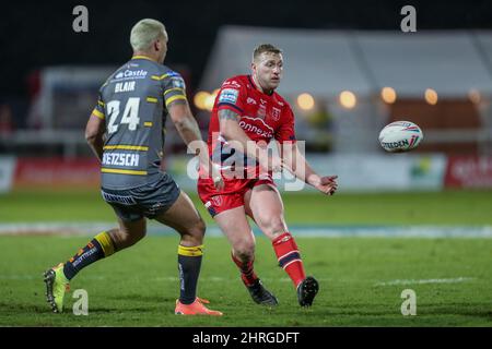 Kingston upon Hull, Großbritannien. 25.. Februar 2022. Jordan Abdull #7 von Hull KR übergibt den Ball in Kingston upon Hull, Vereinigtes Königreich am 2/25/2022. (Foto von James Heaton/News Images/Sipa USA) Quelle: SIPA USA/Alamy Live News Stockfoto