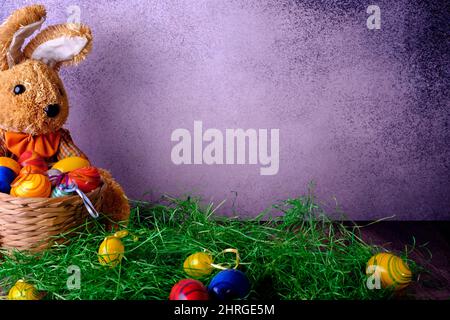 Blick auf das Osterstillleben mit Osterhasen und Ostereiern auf grünen Osterkörben Stockfoto