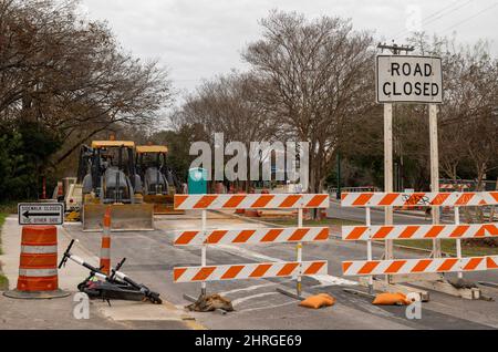 SAN ANTONIO, TX - 25 JAN 2020: Straße geschlossen Zeichen und Barrieren auf einer Baustelle auf der Straße der Stadt. Stockfoto