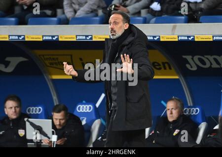 Sinsheim, Deutschland. 25.. Februar 2022. Pellegrino Matarazzo (Trainer VFB Stuttgart), Geste, gibt Anweisungen, Einzelbild, Einzelmotiv ausschneiden, Halbe Figur, halbe Figur. Fußball 1. Bundesliga-Saison 2021/2022, 24.Spieltag, matchday24. TSG 1899 Hoffenheim-VFB Stuttgart am 25.. Februar 2022, PreZero Arena Sinsheim. Kredit: dpa/Alamy Live Nachrichten Stockfoto