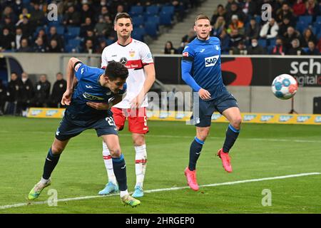 Sinsheim, Deutschland. 25.. Feb 2022. Torchance Benjamin HÜBNER (1899 Hoffenheim), Kopf, Action, Strafraumszene. hallo:Konstantinos MAVROPANOS (VFB Stuttgart), Fußball 1. Bundesliga-Saison 2021/2022, 24.Spieltag, matchday24. TSG 1899 Hoffenheim-VFB Stuttgart am 25.. Februar 2022, PreZero Arena Sinsheim. Kredit: dpa/Alamy Live Nachrichten Stockfoto