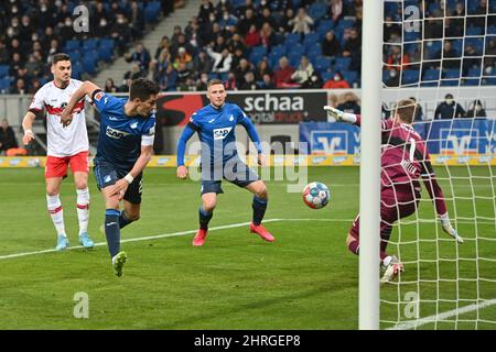 Sinsheim, Deutschland. 25.. Feb 2022. Torchance Benjamin HÜBNER (1899 Hoffenheim), Kopf, Action, Strafraumszene. hallo:Konstantinos MAVROPANOS (VFB Stuttgart), Fußball 1. Bundesliga-Saison 2021/2022, 24.Spieltag, matchday24. TSG 1899 Hoffenheim-VFB Stuttgart am 25.. Februar 2022, PreZero Arena Sinsheim. Kredit: dpa/Alamy Live Nachrichten Stockfoto