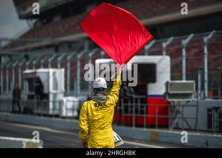 Barcelona, Spanien. 25.. Februar 2022. Eine der vielen roten Fahnen in der Boxengasse am zweiten Tag des Formel-1-Wintertests auf dem Circuit de Catalunya Credit: Matthias Oesterle/Alamy Live News Stockfoto