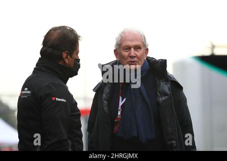 Barcelona, Spanien. 25.. Februar 2022. Helmut Marko während der Pre-Season Test Session vor der FIA Formel 1 Weltmeisterschaft 2022, Formel 1 Meisterschaft in Barcelona, Spanien, Februar 25 2022 Quelle: Independent Photo Agency/Alamy Live News Stockfoto