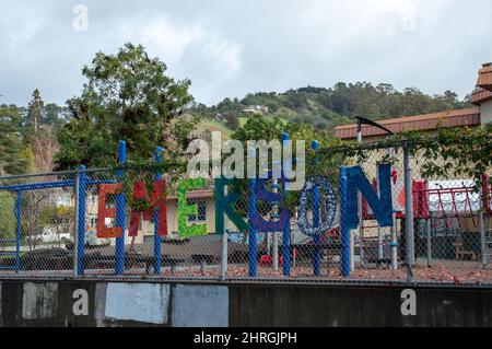 Emerson Grundschule handgemalte Schild mit Berkeley Hills im Hintergrund Stockfoto