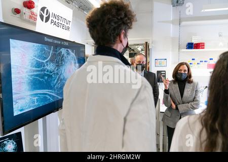 Die US-Vizepräsidentin Kamala Harris und der zweite Gentleman Douglas Emhoff werden während einer Tour durch das Institut Pasteur am 9. November 201 in Paris, Frankreich, unterrichtet. Stockfoto