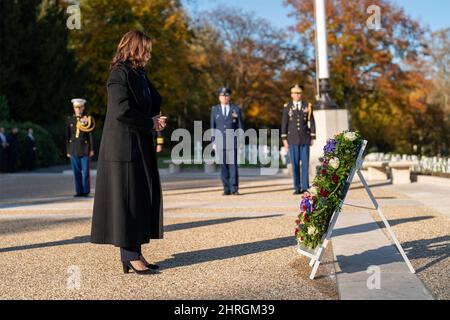 US-Vizepräsidentin Kamala Harris nimmt an einer Kranzniederlegung auf dem Suresnes American Cemetery am 10. November 201 in Paris, Frankreich, Teil. Stockfoto