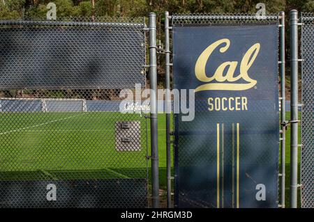 CAL Soccer-Logo auf dem Clark Kerr Track and Soccer Field auf dem UC Berkeley Campus Stockfoto
