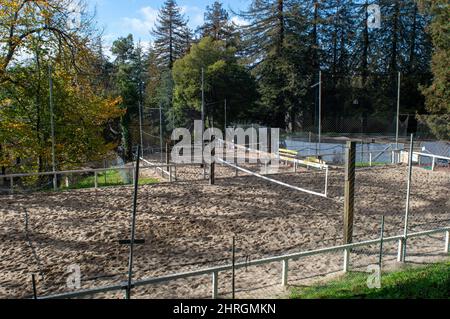Beachvolleyballplätze über dem Clark Kerr Campus an der UC Berkeley Stockfoto