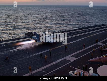Ein US Navy F/A-18E Super Hornet Kampfflugzeug, das den Blue Blasters of Strike Fighter Squadron 34 zugewiesen wurde, startet während der NATO-Einsätze am 20. Februar 2022 in der Adria vom Flugdeck des Nimitz-Klasse Flugzeugträgers USS Harry S. Truman. Stockfoto