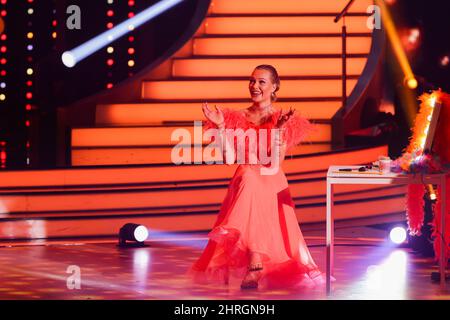 Köln, Deutschland. 25.. Februar 2022. Cheyenne Ochsenknecht, Influencerin, tanzt in der RTL-Tanzshow „Let's Dance“ im Coloneum. Quelle: Rolf Vennenbernd/dpa/Alamy Live News Stockfoto