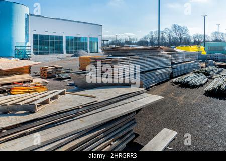Horizontale Aufnahme von auf einer Baustelle gestapeltem Holz. Stockfoto