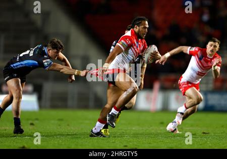 St Helens' Agnatius Paasi (Mitte) wird während des Betfred Super League-Spiels im Totally Wicked Stadium, St. Helens, von Jordan Crowther von Wakefield Trinity (links) zurückgeholt. Bilddatum: Freitag, 25. Februar 2022. Stockfoto