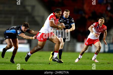 St Helens' Agnatius Paasi (Mitte) wird während des Betfred Super League-Spiels im Totally Wicked Stadium, St. Helens, von Jordan Crowther von Wakefield Trinity (links) zurückgeholt. Bilddatum: Freitag, 25. Februar 2022. Stockfoto