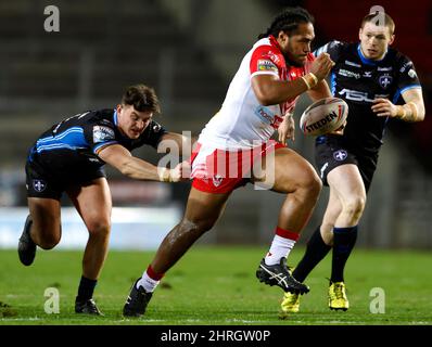 St Helens' Agnatius Paasi (Mitte) wird während des Betfred Super League-Spiels im Totally Wicked Stadium, St. Helens, von Jordan Crowther von Wakefield Trinity (links) zurückgeholt. Bilddatum: Freitag, 25. Februar 2022. Stockfoto