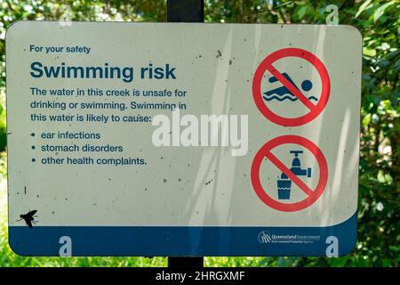 Eungella, Queensland, Australien - 2022. Februar: Am Schwimmloch anmelden, dass das Wasser in einem Bach nicht sicher zum Trinken oder Schwimmen ist. Stockfoto