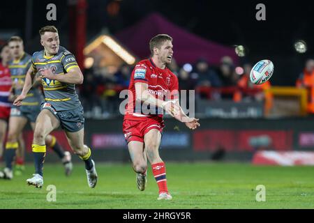 Kingston upon Hull, Großbritannien. 25.. Februar 2022. Matt Parcell #9 von Hull KR übergibt den Ball in Kingston upon Hull, Vereinigtes Königreich am 2/25/2022. (Foto von James Heaton/News Images/Sipa USA) Quelle: SIPA USA/Alamy Live News Stockfoto