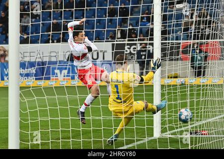 Sinsheim, Deutschland. 25.. Februar 2022. KEINE VERKÄUFE IN JAPAN! Wataru ENDO (VFB Stuttgart) schießt das Tor auf 0-1 gegen Oliver BAUMANN, Torwart (1899 Hoffenheim), Action, Torschuss. Fußball 1. Bundesliga-Saison 2021/2022, 24.Spieltag, matchday24. TSG 1899 Hoffenheim-VFB Stuttgart am 25.. Februar 2022, PreZero Arena Sinsheim. Kredit: dpa/Alamy Live Nachrichten Stockfoto