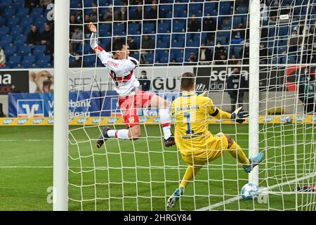 Sinsheim, Deutschland. 25.. Februar 2022. KEINE VERKÄUFE IN JAPAN! Wataru ENDO (VFB Stuttgart) schießt das Tor auf 0-1 gegen Oliver BAUMANN, Torwart (1899 Hoffenheim), Action, Torschuss. Fußball 1. Bundesliga-Saison 2021/2022, 24.Spieltag, matchday24. TSG 1899 Hoffenheim-VFB Stuttgart am 25.. Februar 2022, PreZero Arena Sinsheim. Kredit: dpa/Alamy Live Nachrichten Stockfoto