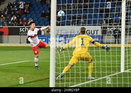 Sinsheim, Deutschland. 25.. Februar 2022. KEINE VERKÄUFE IN JAPAN! Wataru ENDO (VFB Stuttgart) schießt das Tor auf 0-1 gegen Oliver BAUMANN, Torwart (1899 Hoffenheim), Action, Torschuss. Fußball 1. Bundesliga-Saison 2021/2022, 24.Spieltag, matchday24. TSG 1899 Hoffenheim-VFB Stuttgart am 25.. Februar 2022, PreZero Arena Sinsheim. Kredit: dpa/Alamy Live Nachrichten Stockfoto