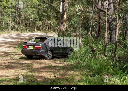 Eungella, Queensland, Australien - 2022. Februar: Nach einem Überrollunglück hat die Polizei die Versorgung am Straßenrand eingestellt. Stockfoto