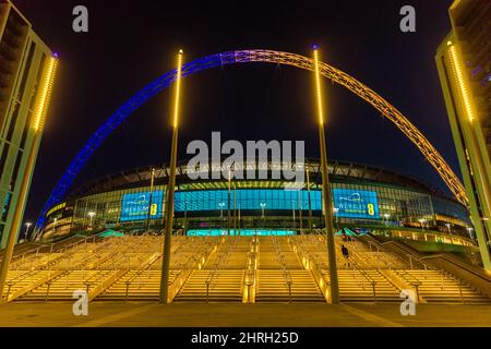 Wembley Park, London, Großbritannien. 25.. Februar 2022. Heute Abend, als Ausdruck der Solidarität mit den Menschen in der Ukraine, werden der Wembley Park und das Wembley Stadion in Blau und Gelb, den Farben der ukrainischen Nationalflagge, beleuchtet. Amanda Rose/Alamy Live News Stockfoto