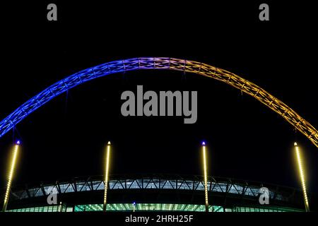 Wembley Park, London, Großbritannien. 25.. Februar 2022. Heute Abend, als Ausdruck der Solidarität mit den Menschen in der Ukraine, werden der Wembley Park und das Wembley Stadion in Blau und Gelb, den Farben der ukrainischen Nationalflagge, beleuchtet. Amanda Rose/Alamy Live News Stockfoto