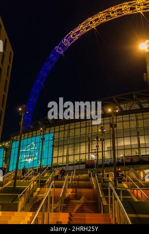 Wembley Park, London, Großbritannien. 25.. Februar 2022. Heute Abend, als Ausdruck der Solidarität mit den Menschen in der Ukraine, werden der Wembley Park und das Wembley Stadion in Blau und Gelb, den Farben der ukrainischen Nationalflagge, beleuchtet. Amanda Rose/Alamy Live News Stockfoto