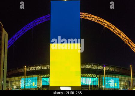 Wembley Park, London, Großbritannien. 25.. Februar 2022. Heute Abend, als Ausdruck der Solidarität mit den Menschen in der Ukraine, werden der Wembley Park und das Wembley Stadion in Blau und Gelb, den Farben der ukrainischen Nationalflagge, beleuchtet. Amanda Rose/Alamy Live News Stockfoto