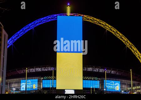 Wembley Park, London, Großbritannien. 25.. Februar 2022. Heute Abend, als Ausdruck der Solidarität mit den Menschen in der Ukraine, werden der Wembley Park und das Wembley Stadion in Blau und Gelb, den Farben der ukrainischen Nationalflagge, beleuchtet. Amanda Rose/Alamy Live News Stockfoto