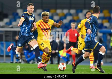 NEAPEL, ITALIEN - 24. FEBRUAR: Amir Rrahmani vom SSC Napoli, Adama Traore vom FC Barcelona während des UEFA Europa League-Spiels zwischen SSC Napoli und FC B Stockfoto