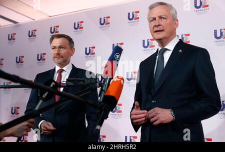 Paris, Frankreich. 25.. Februar 2022. Der französische Wirtschaftsminister Bruno Le Maire (R) nimmt am 25. Februar 2022 an einer Pressekonferenz in Paris, Frankreich, Teil. Am Freitag kündigte Le Maire an, dass im Rahmen von EU-Sanktionen russische politische und wirtschaftliche Persönlichkeiten, die Eigentum auf französischem Gebiet besitzen, identifiziert und blockiert werden. Quelle: Xinhua/Alamy Live News Stockfoto