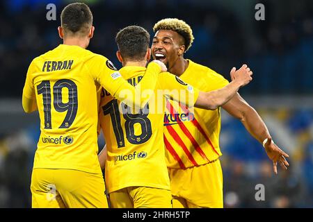 NEAPEL, ITALIEN - FEBRUAR 24: Ferran Torres vom FC Barcelona, Jordi Alba vom FC Barcelona, Adama Traore vom FC Barcelona feiern ein Tor während der UEF Stockfoto